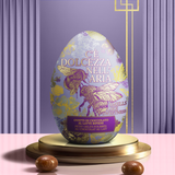 Eierdose mit Milchschokoladeneiern gefüllt