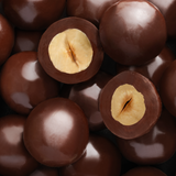 Tüte gemischte Pralinen mit überzogenen Haselnüssen
